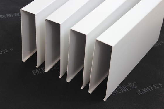 U blanco suspendido - el panel de techo linear de la tira del perfil del techo de aluminio de la pantalla