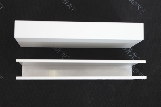 U blanco suspendido - el panel de techo linear de la tira del perfil del techo de aluminio de la pantalla