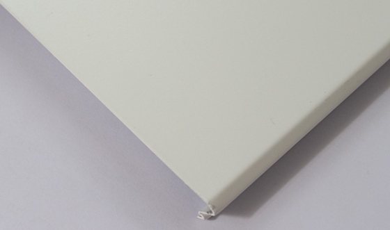 La capa blanca C300 del polvo suspendió el metal de aluminio del techo de la tira que el panel de aluminio cortó el borde