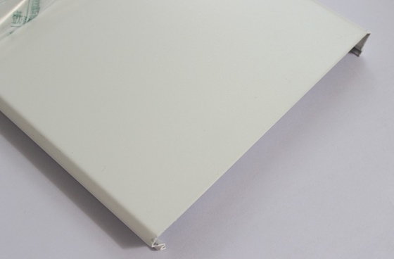 La capa blanca C300 del polvo suspendió el metal de aluminio del techo de la tira que el panel de aluminio cortó el borde