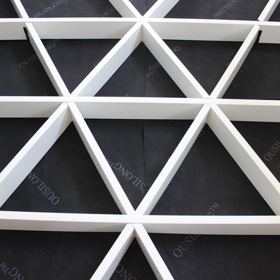 Rodillo que cubre el panel de aluminio del triángulo de rejilla del techo de aluminio interior del metal para Pasillo que hace compras