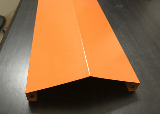 Sistema suspendido aluminio abierto de aluminio de forma de V de encargo anaranjado de la opinión del techo de la tira