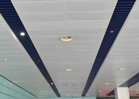 Borde biselado suspendido aluminio interior del panel de techo de la tira de la decoración respetuoso del medio ambiente