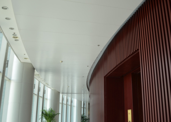 Borde biselado suspendido aluminio interior del panel de techo de la tira de la decoración respetuoso del medio ambiente