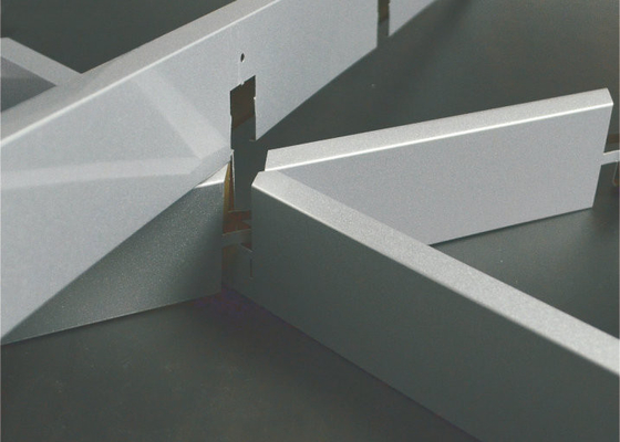 Marfil de aluminio del sistema del techo de la rejilla del metal falso decorativo del triángulo con el tipo de A
