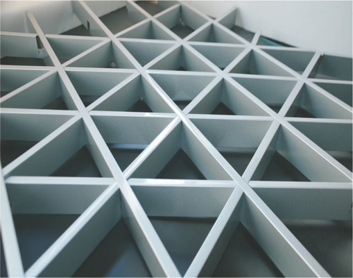 Marfil de aluminio del sistema del techo de la rejilla del metal falso decorativo del triángulo con el tipo de A