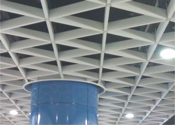 triángulo de aluminio suspendido del metal del techo decorativo de la rejilla para los estadios/subterráneo