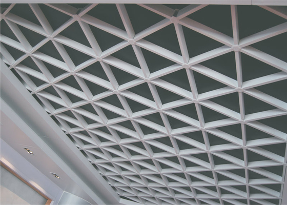 triángulo de aluminio suspendido del metal del techo decorativo de la rejilla para los estadios/subterráneo