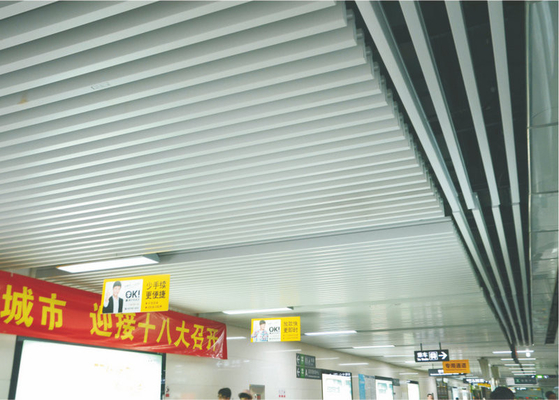 Techo linear suspendido del metal del tubo cuadrado para la decoración, techo de aluminio incombustible de la tira