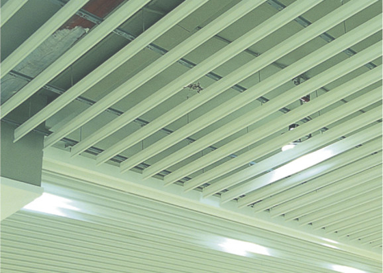 Los paneles de techo interiores lineares del metal de la tira falsa de aluminio para construir el material decorativo