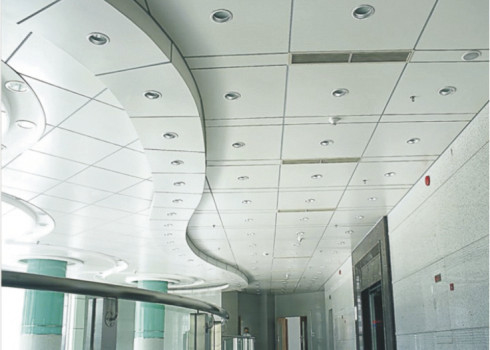 El techo decorativo acústico suspendido del descenso teja 2 x 2, gancho de la resistencia a las inclemencias del tiempo en techo del metal