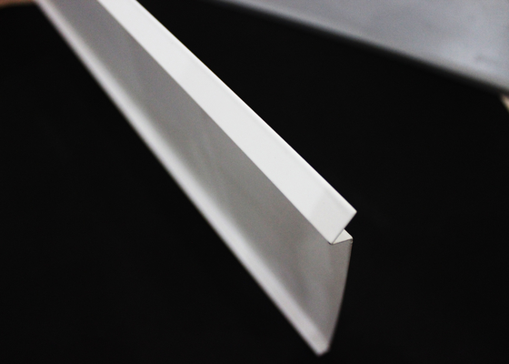El techo de aluminio J del bafle de la suspensión formó el techo enchufable 0.7m m de la cuchilla