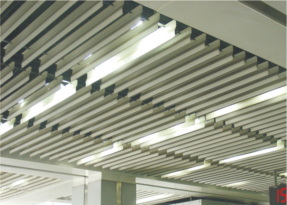 Techo de aluminio blanco suspendido decorativo por encargo del bafle, techo linear falso arquitectónico del metal