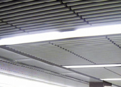 El aluminio blanco cae abajo el techo teja el techo de aluminio fonoabsorbente decorativo del metal