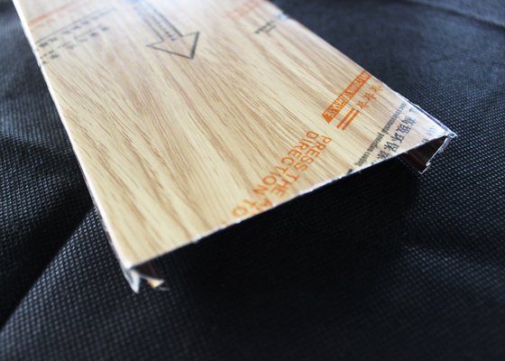 C de madera - el techo de aluminio cerrado formado de la tira derecho/biseló ángulo