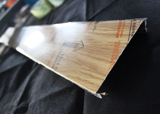 C de madera - el techo de aluminio cerrado formado de la tira derecho/biseló ángulo