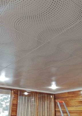 Clip de aluminio del techo del CE de las tejas del color de la perforación blanca acústica de la onda en el techo para el hotel