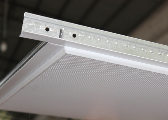 Endecha del aluminio en la hoja acústica de las tejas del techo instalada con el cuadrado de rejilla de T 600 x 600