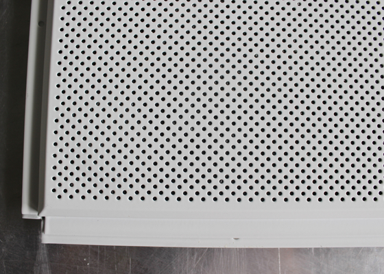 Endecha del aluminio en la hoja acústica de las tejas del techo instalada con el cuadrado de rejilla de T 600 x 600