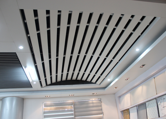 El aluminio linear abovedado del techo del metal instala con la quilla curvada, techo curvado para la estación