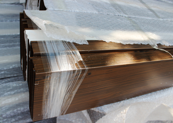 Metal el techo de aluminio linear de la pantalla del perfil de U con diversa madera como los colores disponibles