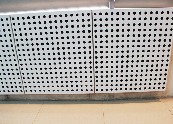 Los paneles de pared de aluminio perforados de alta resistencia con el forro de Accoustical
