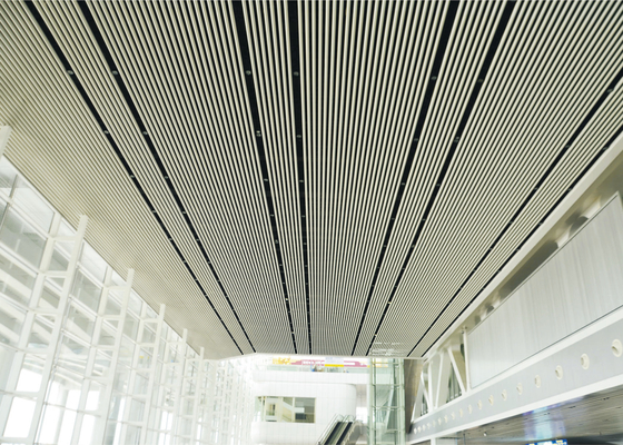 Los paneles de techo lineares suspendidos acanalados del metal del cuarto de baño de encargo del techo del metal del anuncio publicitario