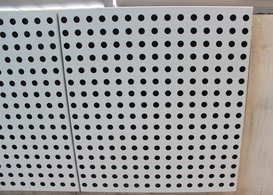 Los paneles de pared de aluminio perforados de alta resistencia con el forro de Accoustical