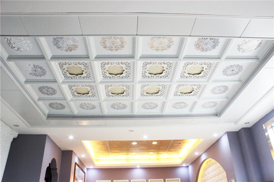 los paneles de techo de aluminio del descenso de 0.6m m para la decoración de la sala de estar