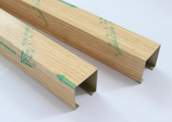 Techo linear en forma de &quot;U&quot; del metal del color de madera del grano para la decoración interior