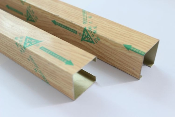 Techo linear en forma de &quot;U&quot; del metal del color de madera del grano para la decoración interior